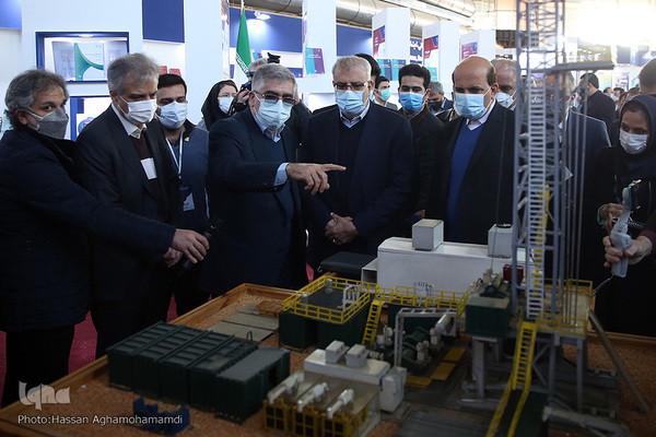 بازدید جواد اوجی، وزیر نفت از نمایشگاه توانمندی‌ها و دستاوردهای جهاددانشگاهی