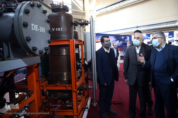 بازدید علی اکبر صالحی، قائم مقام فرهنگستان زبان و ادبیات فارسی از نمایشگاه توانمندی‌ها و دستاوردهای جهاددانشگاهی