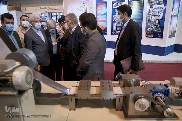بازدید حسینعلی شهریاری، رئیس کمیسیون بهداشت و درمان مجلس از نمایشگاه توانمندی‌ها و دستاوردهای جهاددانشگاهی