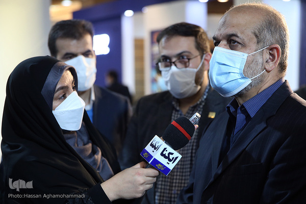 احمد وحیدی، وزیر کشور مهمان غرفه ایکنا در نمایشگاه دستاوردها و توانمندی‌های جهاددانشگاهی