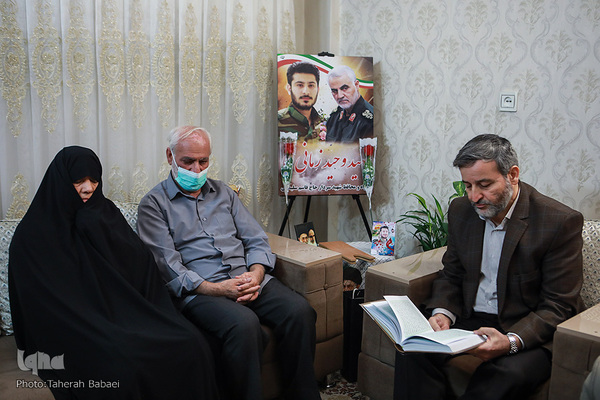 دیدار جامعه قرآنی با خانواده شهید وحید زمانی‌نیا