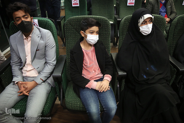 محفل انس با قران کاروان قرآنی انقلاب در کارخانجات گروه صنعتی شیشه کاوه فلوت