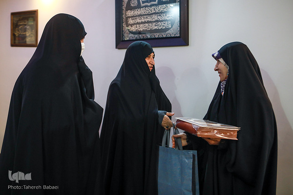 تقدیر از مادر خانم خلفی توسط  لاله افتخاری 