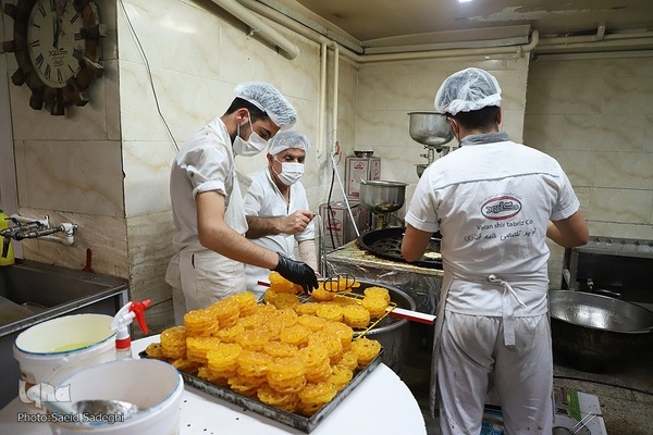 پخت نان و شیرینی افطار در تبریز‎‎