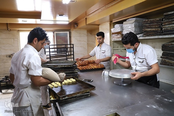 پخت نان و شیرینی افطار در تبریز‎‎