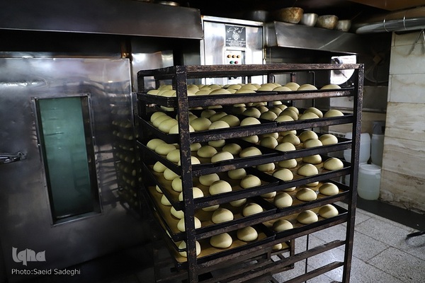 پخت نان و شیرینی افطار در تبریز‎‎