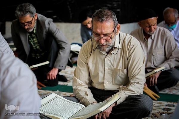 جزء‌خوانی قرآن کریم در حرم مطهر رضوی