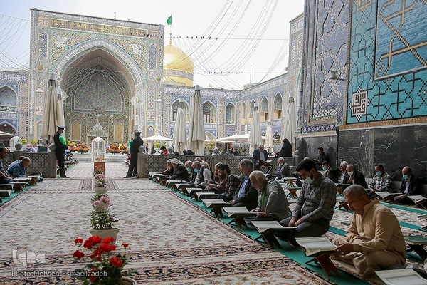 جزء‌خوانی قرآن کریم در حرم مطهر رضوی