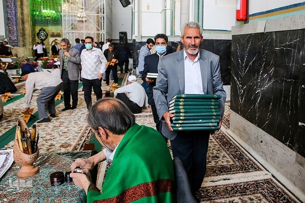 جزء‌خوانی قرآن کریم در حرم مطهر رضوی