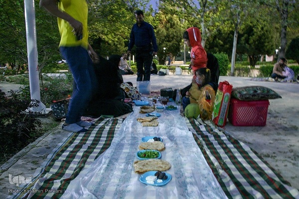 سفره‌های ساده افطار در پارک حجاب مشهد