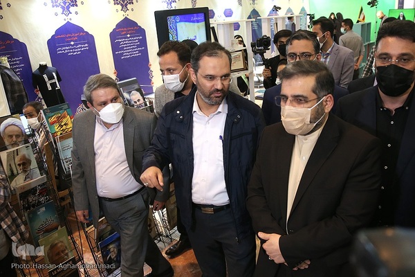 بازدید محمدمهدی اسماعیلی، وزیر فرهنگ و ارشاد اسلامی از غرفه ایکنا در بیست و نهمین نمایشگاه بین المللی قرآن کریم