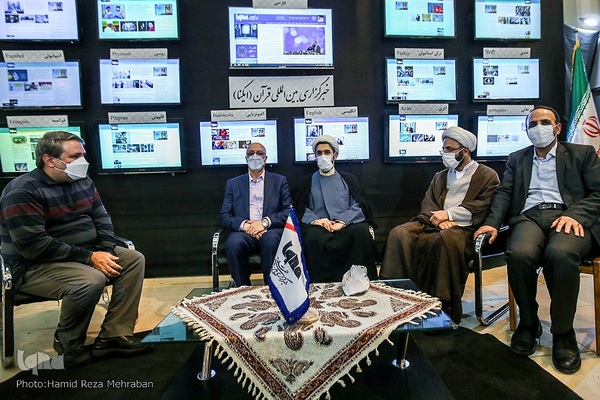 بازدید وزیر علوم از نمایشگاه قرآن