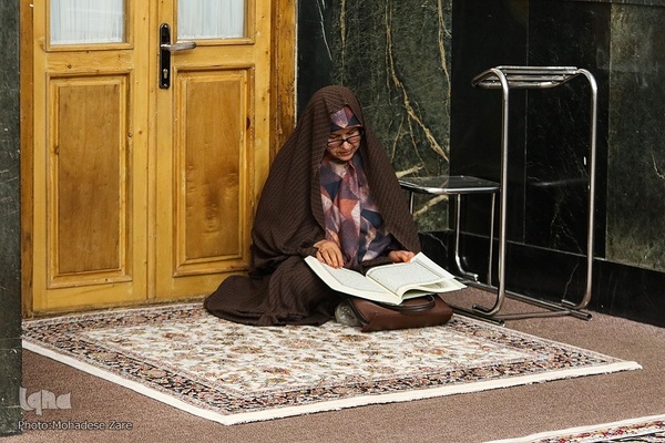 مراسم جزء خوانی قرآن کریم باحضور بانوان مجاور و زائر امام رئوف در دارالقرآن حرم مطهر امام رضا(ع)