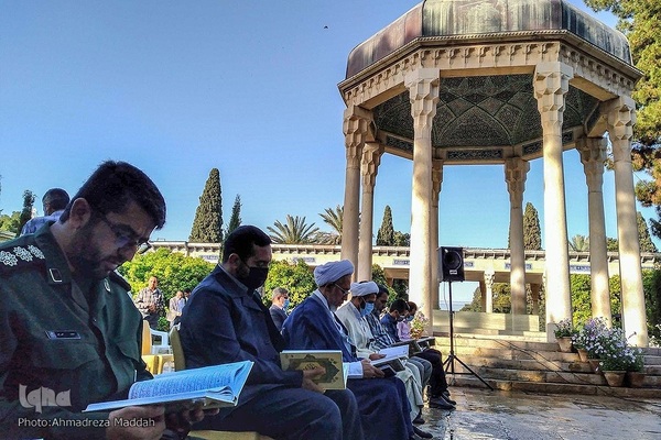 محفل قرآنی در آرامگاه حافظ