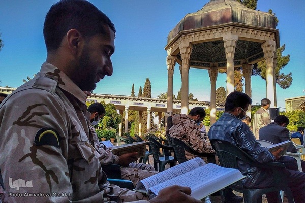 محفل قرآنی در آرامگاه حافظ