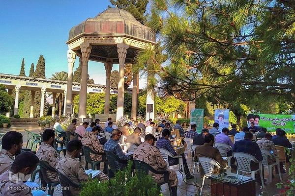 محفل قرآنی در آرامگاه حافظ