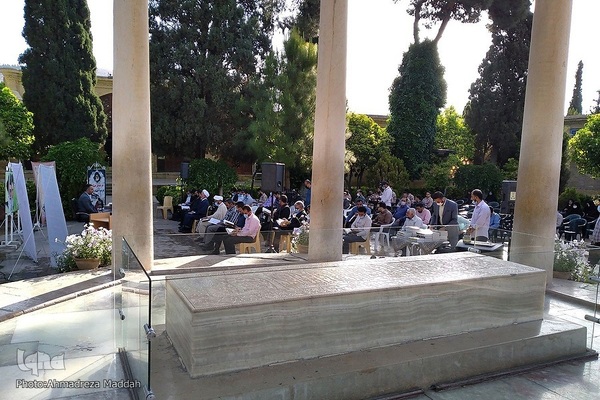 محفل قرآنی در آرامگاه حافظ