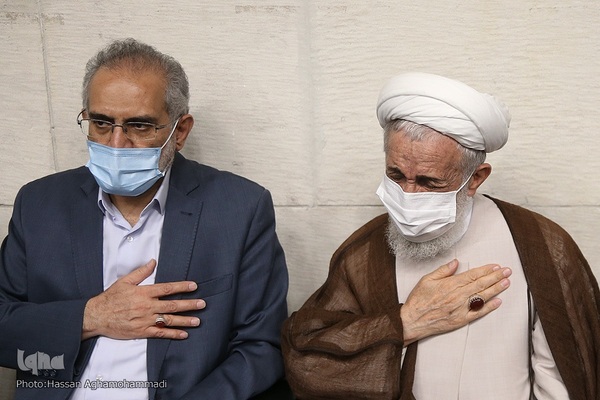 حضور حجت الاسلام والمسلمین کاظم صدیقی امام جمعه موقت تهران و سید محمد حسینی، معاون پارلمانی رئیس جمهور در مراسم تشییع پیکر آیت الله فاطمی نیا(ره)