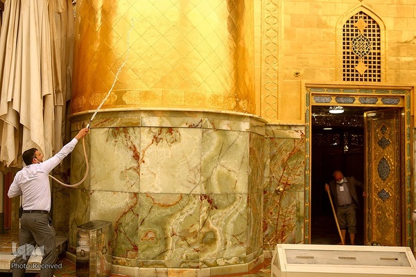 شست و شوی صحن و سرای حرم حضرت علی(ع) از گرد و غبار طوفان شن