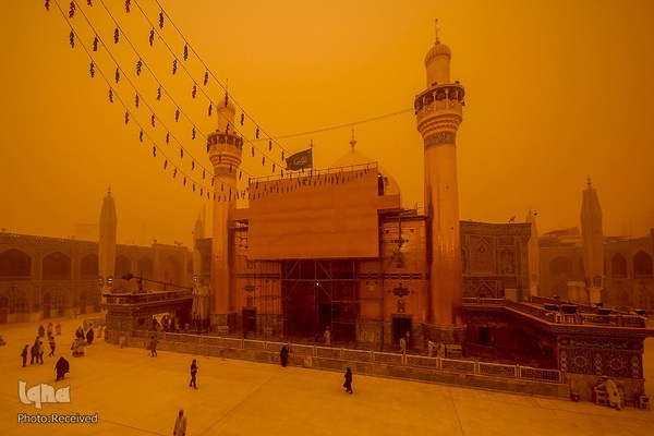 شست و شوی صحن و سرای حرم حضرت علی(ع) از گرد و غبار طوفان شن