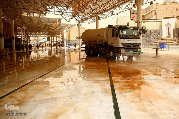 شست و شوی صحن و سرای حرم حضرت علی(ع) از گرد و غبار طوفان شن