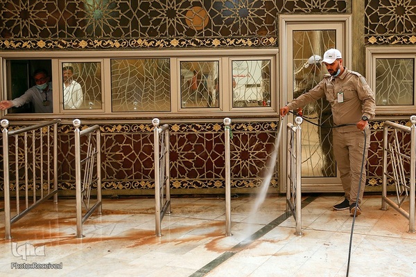شست و شوی صحن و سرای حرم حضرت علی(ع) از گرد و غبار طوفان شن