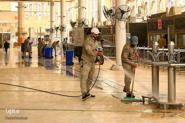 شست و شوی صحن و سرای حرم حضرت علی(ع) از گرد و غبار طوفان شن