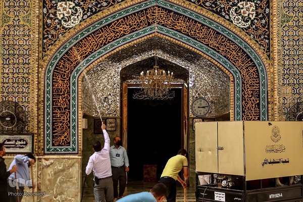 شست و شوی صحن و سرای حرم حضرت علی(ع) از گرد و غبار طوفان شن