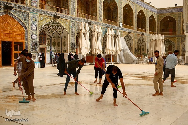 شست و شوی صحن و سرای حرم حضرت علی(ع) از گرد و غبار طوفان شن