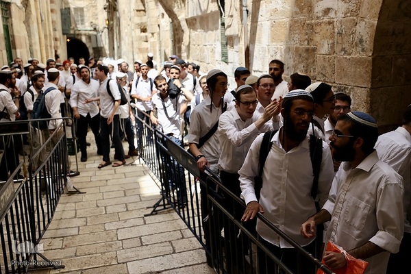 اهتزاز پرچم فلسطین در راهپیمایی روز پرچم شهرک نشینان صهیونیست در بیت المقدس