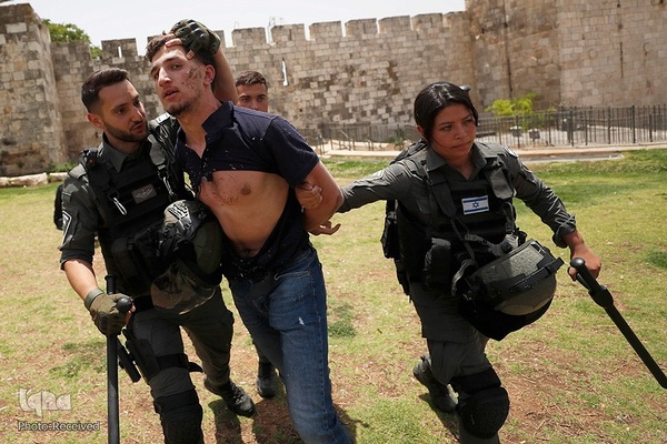 اهتزاز پرچم فلسطین در راهپیمایی روز پرچم شهرک نشینان صهیونیست در بیت المقدس