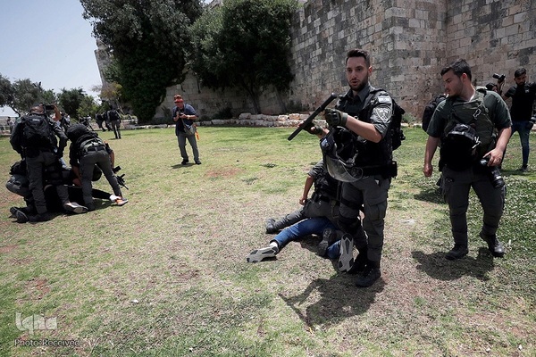 اهتزاز پرچم فلسطین در راهپیمایی روز پرچم شهرک نشینان صهیونیست در بیت المقدس