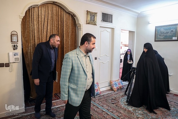 حضور رئیس حوزه ریاست مجلس شورای اسلامی در منزل شهید مهدی تقوی