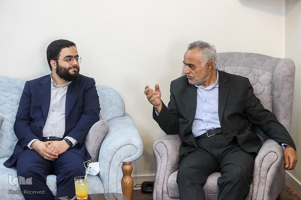 حضور رئیس حوزه ریاست مجلس شورای اسلامی در منزل شهید مهدی تقوی