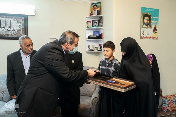 حضور رئیس حوزه ریاست مجلس شورای اسلامی در منزل شهید مهدی تقوی