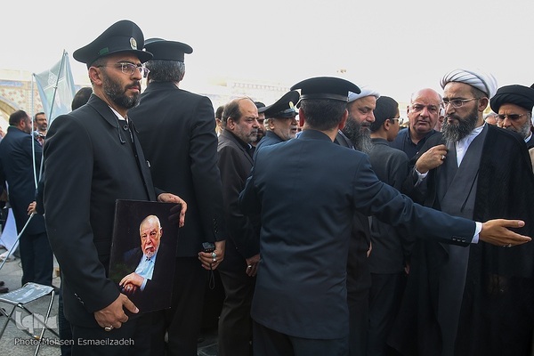 مراسم خاکسپاری مرحوم احمد مهدوی دامغانی در حرم مطهر رضوی