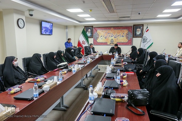نشست مدیران مرکز امور قرآنی اوقاف با بانوان فعال قرآنی