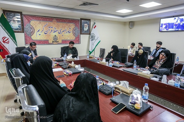 نشست مدیران مرکز امور قرآنی اوقاف با بانوان فعال قرآنی