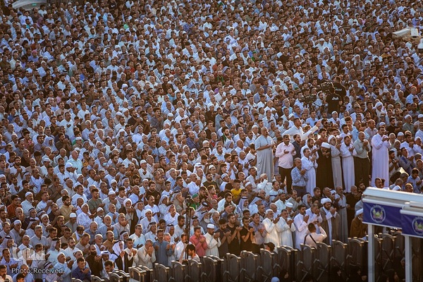 اقامه نماز عید قربان در آستان مقدس حسینی