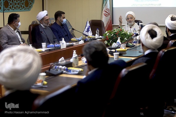 مراسم رونمایی ازسه کتاب جدید حجت الاسلام والمسلمین قرائتی، مفسر قرآن کریم در ایکنا