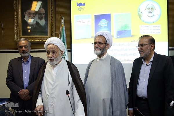 مراسم رونمایی ازسه کتاب جدید حجت الاسلام والمسلمین قرائتی، مفسر قرآن کریم در ایکنا