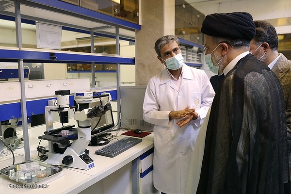بازدید حجت‌الاسلام و المسلمین ابراهیم رییسی، رییس جمهور از بخشهای مختلف پژوهشگاه رویان جهاد‌دانشگاهی