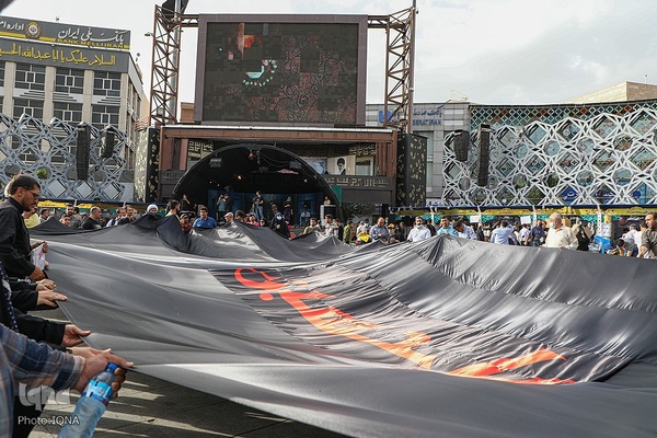 اهتزاز پرچم حضرت سیدالشهدا در میدان امام حسین علیه السلام