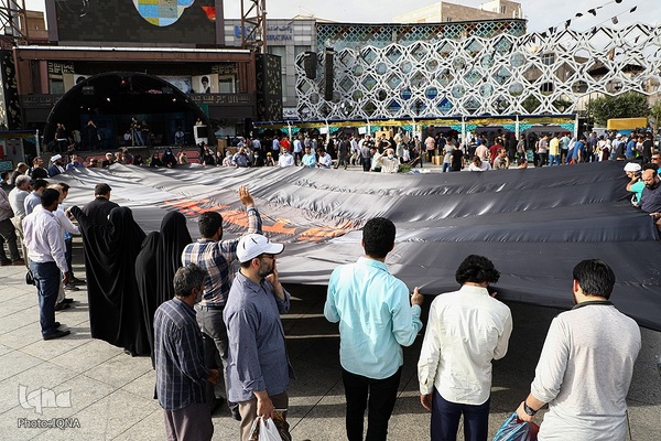 اهتزاز پرچم حضرت سیدالشهدا در میدان امام حسین علیه السلام