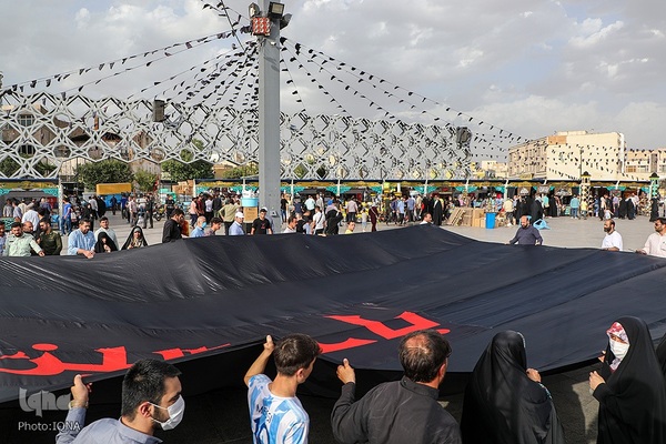 اهتزاز پرچم حضرت سیدالشهدا در میدان امام حسین علیه السلام