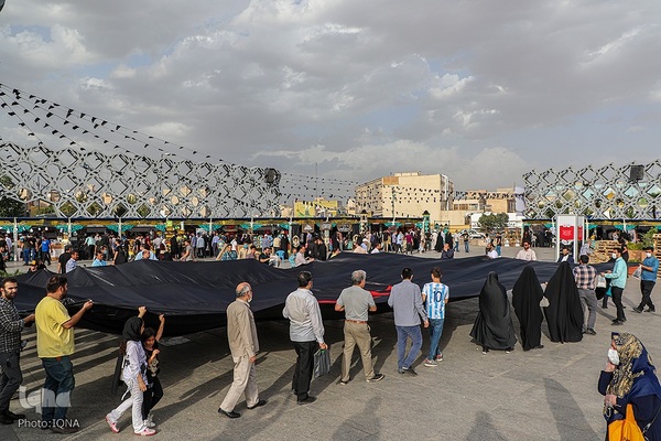 اهتزاز پرچم حضرت سیدالشهدا در میدان امام حسین علیه السلام