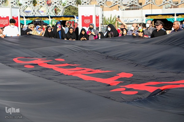 اهتزاز پرچم حضرت سیدالشهدا در میدان امام حسین علیه السلام