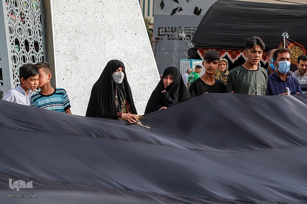 اهتزاز پرچم حضرت سیدالشهدا در میدان امام حسین علیه السلام