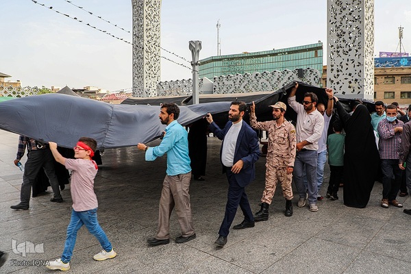 اهتزاز پرچم حضرت سیدالشهدا در میدان امام حسین علیه السلام