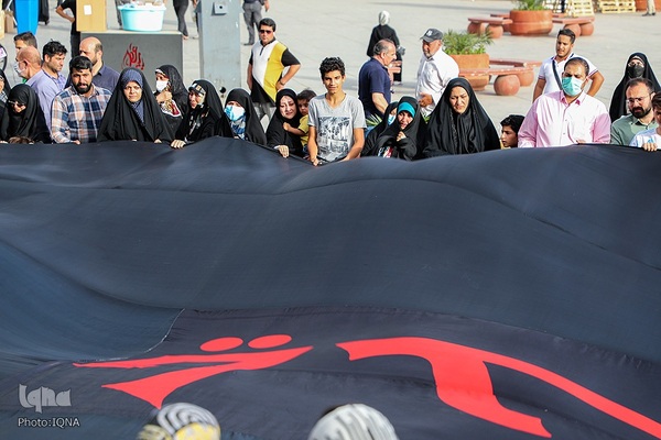 اهتزاز پرچم حضرت سیدالشهدا در میدان امام حسین علیه السلام